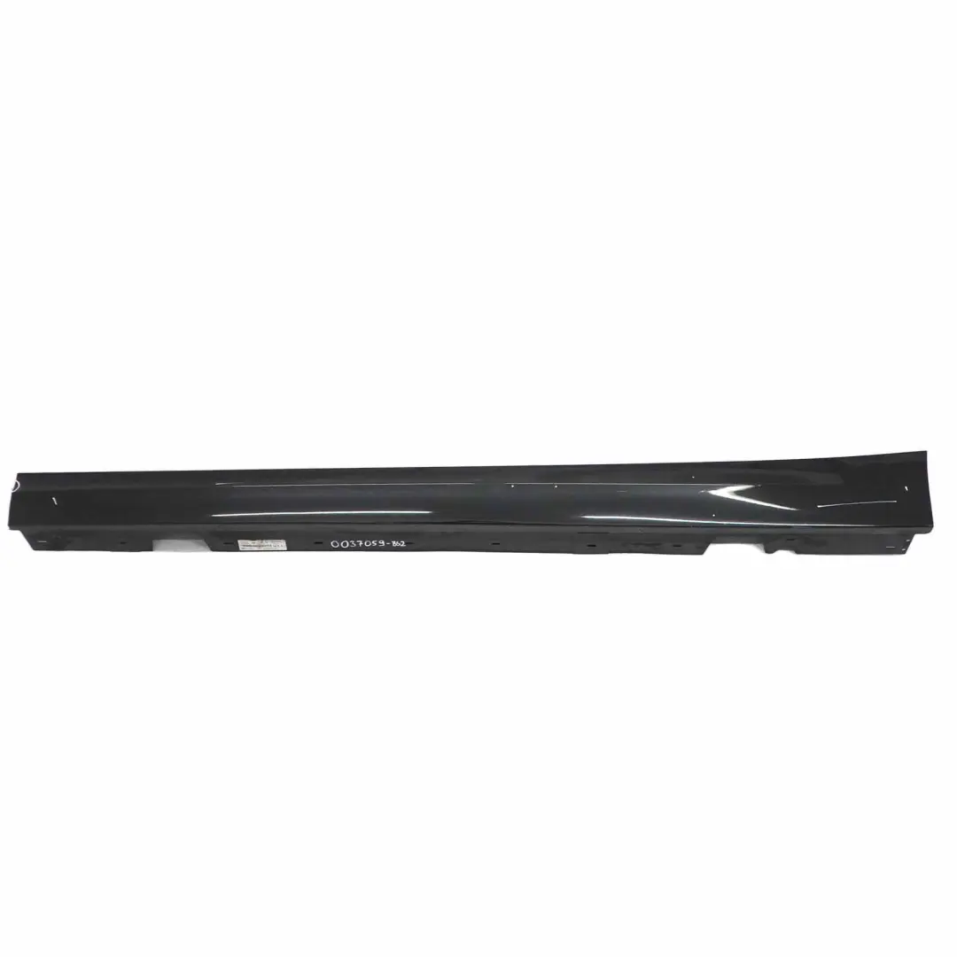 Sill Strip Faldon Izquierdo Negro Zafiro Metalico 475 para BMW E90 E91 LCI con número de pieza 0037059 BMW E90 E91 LCI Sill Strip Faldon Izquierdo Negro Zafiro Metalico 475 - SKU 0037059-BS2 - Número de pieza 0037059