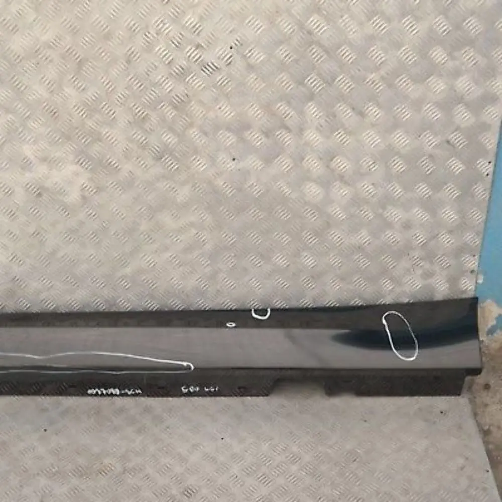 Sill Strip Faldon Lateral Izquierdo Schwarz 2 Negro - 668 para BMW E90 E91 LCI con número de pieza 0037059 BMW E90 E91 LCI Sill Strip Faldon Lateral Izquierdo Schwarz 2 Negro - 668 - SKU 0037059-SCH - Número de pieza 0037059