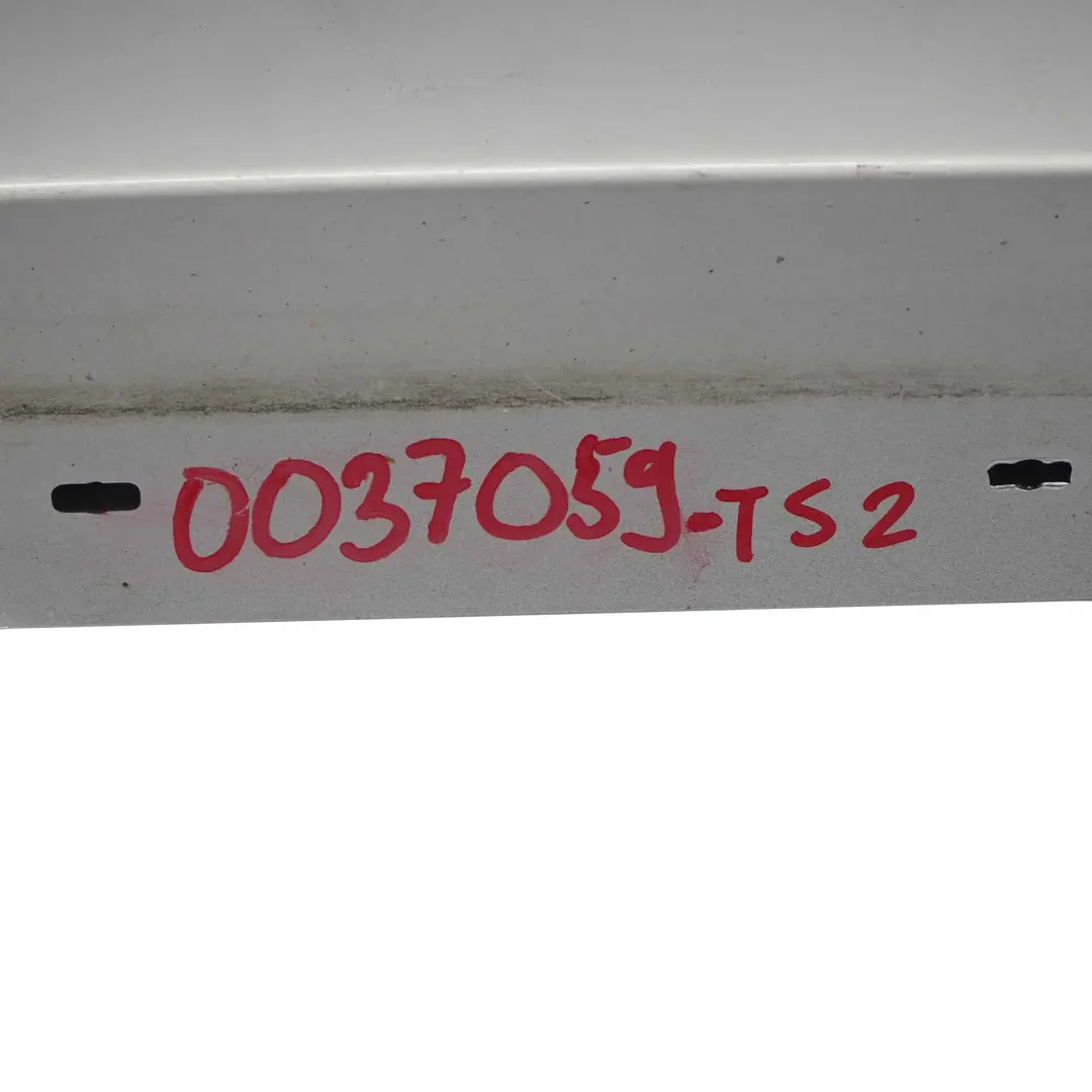 Listón de umbral del faldón lateral izquierdo Titansilber Plata 354 para BMW E90 LCI con número de pieza 0037059 BMW E90 LCI Listón de umbral del faldón lateral izquierdo Titansilber Plata 354 - SKU 0037059-TS2 - Número de pieza 0037059