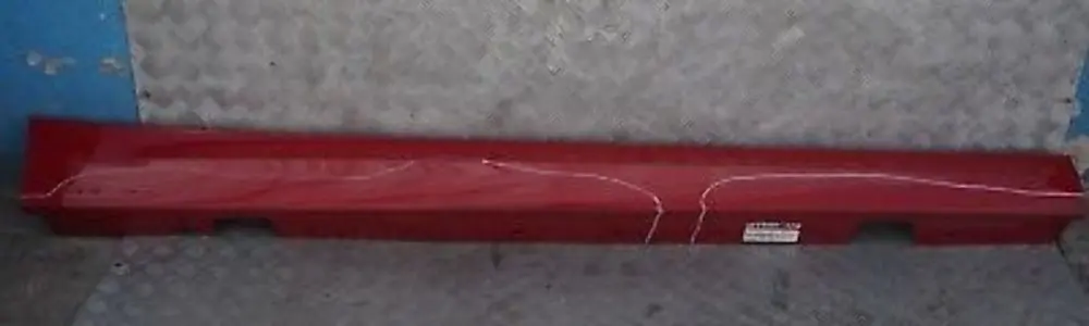 Sill Strip Faldon Lateral Derecho Karmesinrot Rojo Carmesi para BMW E90 E91 LCI con número de pieza 0037060 BMW E90 E91 LCI Sill Strip Faldon Lateral Derecho Karmesinrot Rojo Carmesi - SKU 0037060-KAR - Número de pieza 0037060