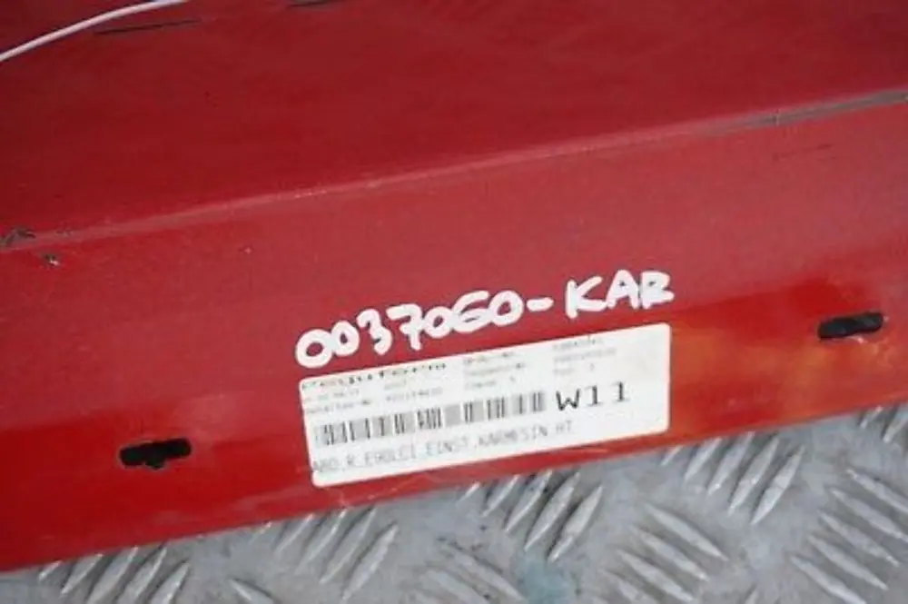 Sill Strip Faldon Lateral Derecho Karmesinrot Rojo Carmesi para BMW E90 E91 LCI con número de pieza 0037060 BMW E90 E91 LCI Sill Strip Faldon Lateral Derecho Karmesinrot Rojo Carmesi - SKU 0037060-KAR - Número de pieza 0037060