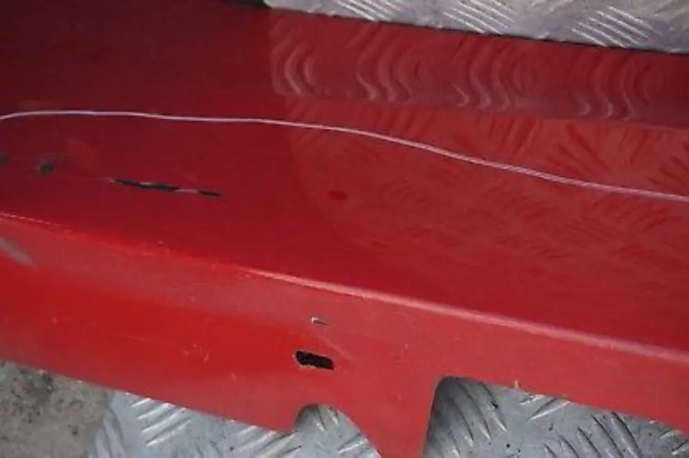 Sill Strip Faldon Lateral Derecho Karmesinrot Rojo Carmesi para BMW E90 E91 LCI con número de pieza 0037060 BMW E90 E91 LCI Sill Strip Faldon Lateral Derecho Karmesinrot Rojo Carmesi - SKU 0037060-KAR - Número de pieza 0037060