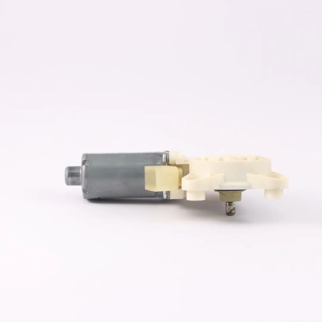 Vorne Rechts Fensterhebermotor Antrieb für Motor Mercedes R171 mit Teilenummer 0130821437 Motor Mercedes R171 Vorne Rechts Fensterhebermotor Antrieb - SKU 0130821437 - Teilenummer 0130821437