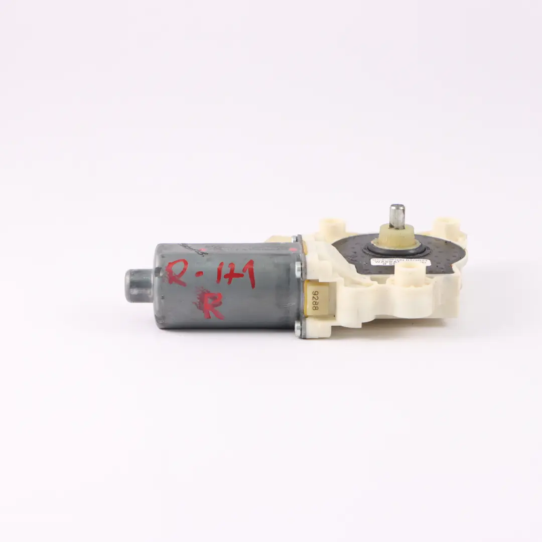 Przedni Prawy Silnik Podnośnika Szyby do Mercedes R171 o numerze 0130821437 Mercedes R171 Przedni Prawy Silnik Podnośnika Szyby - SKU 0130821437 - Numer Części 0130821437