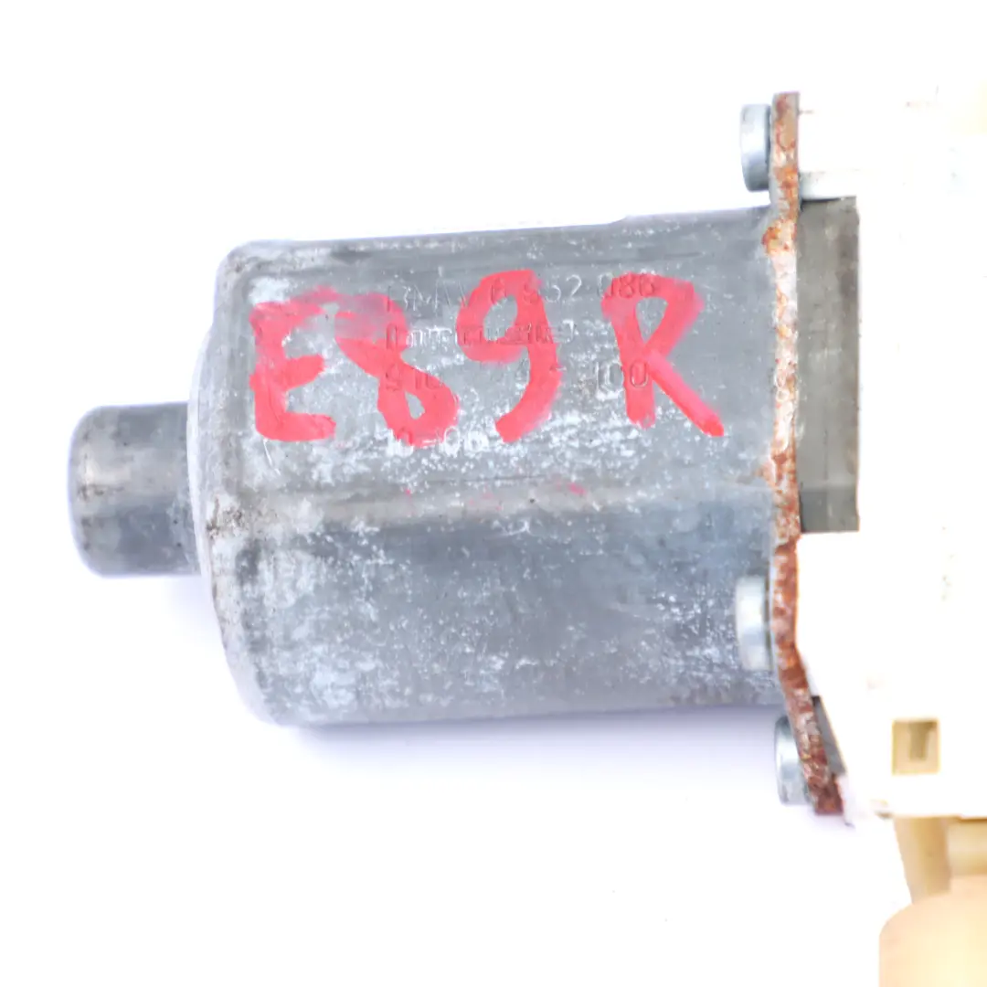 Moteur BMW E89 Z4 Roadster Lève-Vitre Avant Droit Drive Motor 6952086 pour à propos du numéro de pièce 7189232 Moteur BMW E89 Z4 Roadster Lève-Vitre Avant Droit Drive Motor 6952086 - SKU 0130822422 - Numéro de pièce 7189232