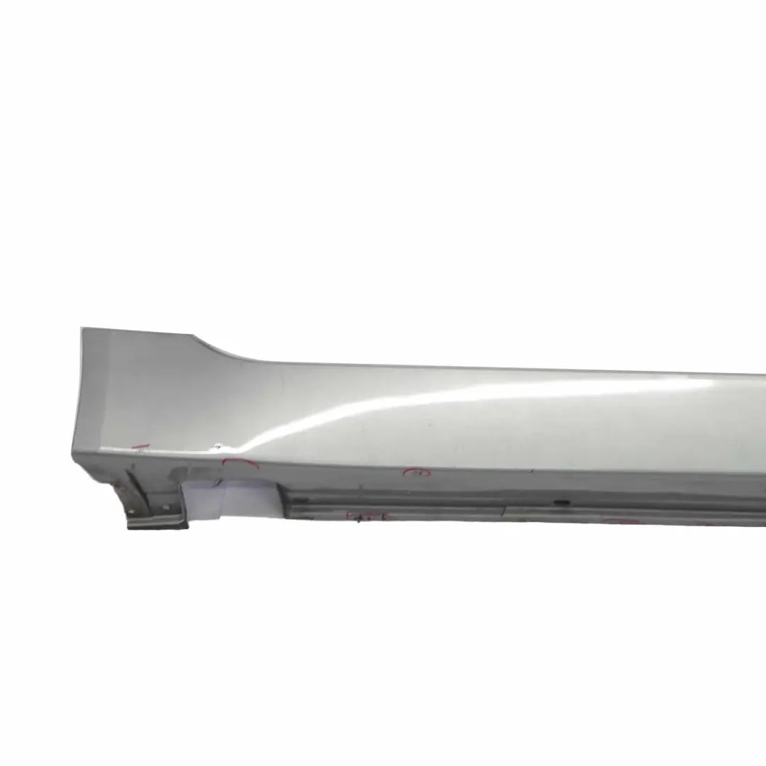 Puerta Sill Side Cover Faldon Derecho Silbergrau Gris A08 para BMW E60 E61 con número de pieza 0150278 BMW E60 E61 Puerta Sill Side Cover Faldon Derecho Silbergrau Gris A08 - SKU 0150278-SBG2 - Número de pieza 0150278