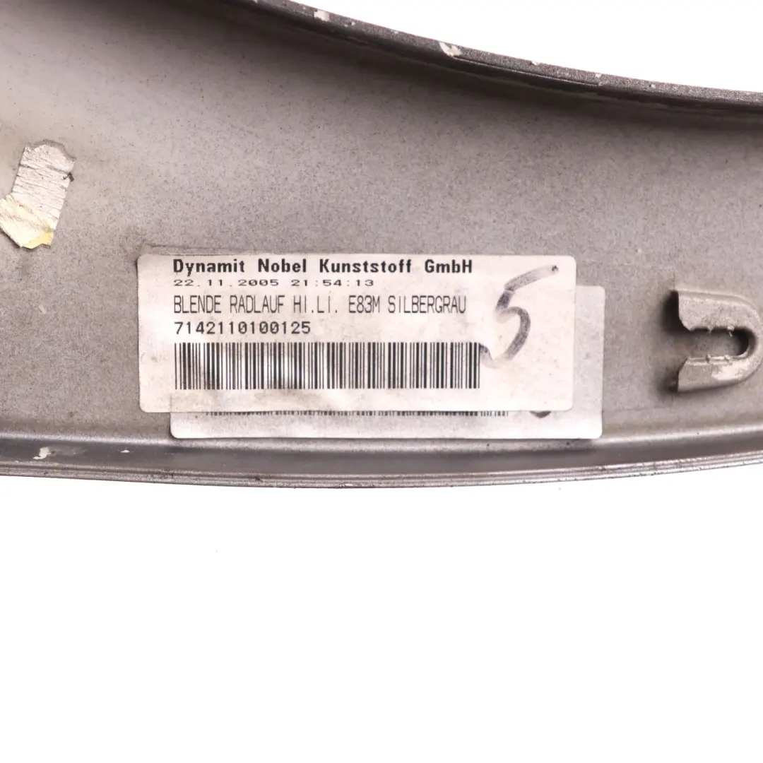 Listwa Osłona Nadkola Lewy Tył Srebrnoszary Metalik A08 do BMW X3 E83 o numerze 0302749 BMW X3 E83 Listwa Osłona Nadkola Lewy Tył Srebrnoszary Metalik A08 - SKU 0302749-SBG - Numer Części 0302749