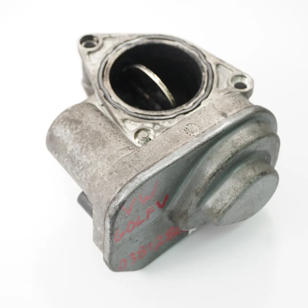 Przepustnica do VW Volkswagen Golf 5 1.9 2.0 TDI o numerze 038128063L VW Volkswagen Golf 5 1.9 2.0 TDI Przepustnica - SKU 038128063J - Numer Części 038128063L