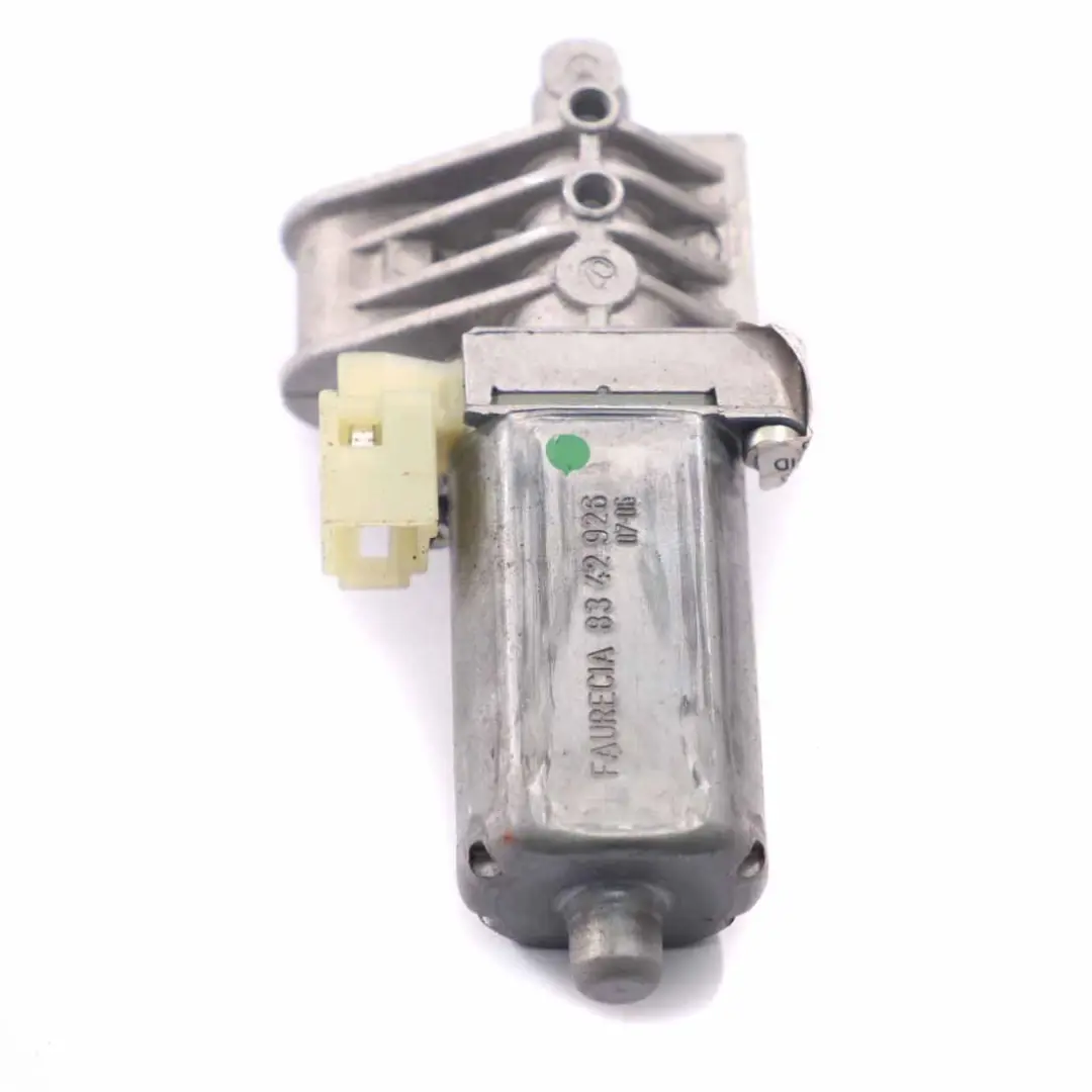 Motore del sedile anteriore sinistro Attuatore regolazione 0 per BMW X5 E70 con numero di parte 0390203272 BMW X5 E70 Motore del sedile anteriore sinistro Attuatore regolazione 0 - SKU 390203272 - Numero di parte 0390203272