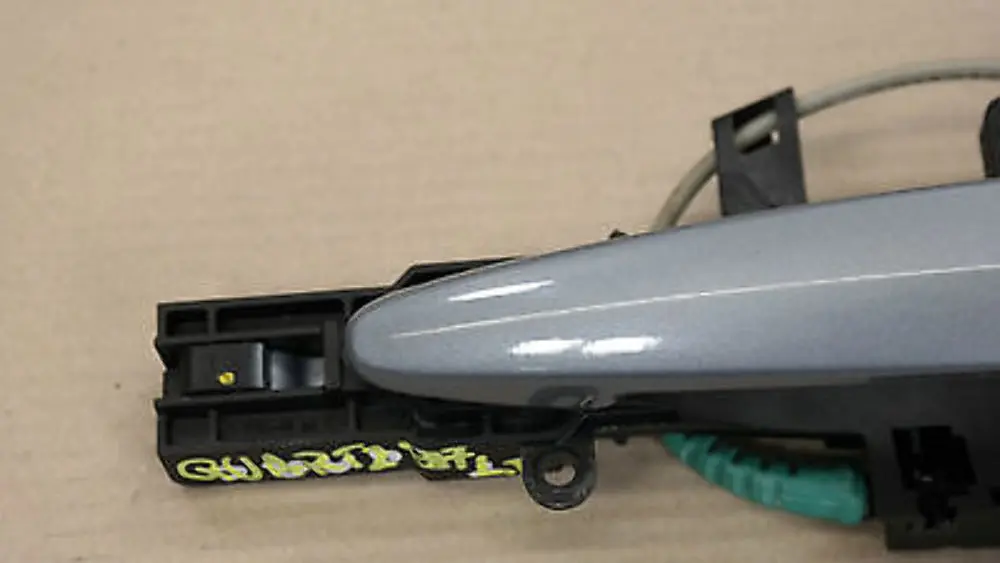 Asidero completo trasero izquierdo Quartz Azul para BMW E81 E82 E87 con número de pieza 51210392545 BMW E81 E82 E87 Asidero completo trasero izquierdo Quartz Azul - SKU 0392545-QB1 - Número de pieza 51210392545