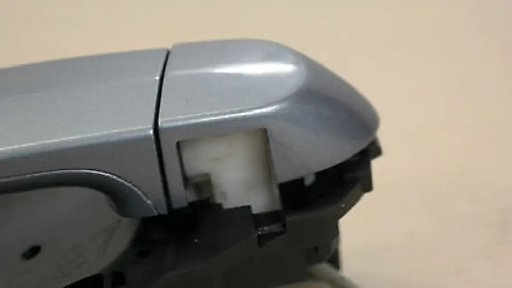 Klamka lewa tył tylna Quarzblau do BMW E87 o numerze 51210392545 BMW E87 Klamka lewa tył tylna Quarzblau - SKU 0392545-QB1 - Numer Części 51210392545