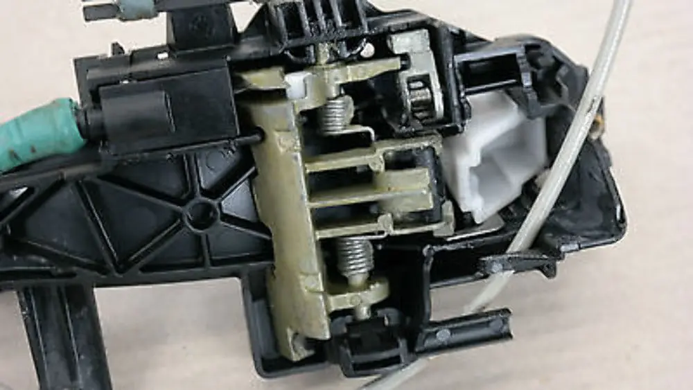 Klamka lewa tył tylna Quarzblau do BMW E87 o numerze 51210392545 BMW E87 Klamka lewa tył tylna Quarzblau - SKU 0392545-QB1 - Numer Części 51210392545