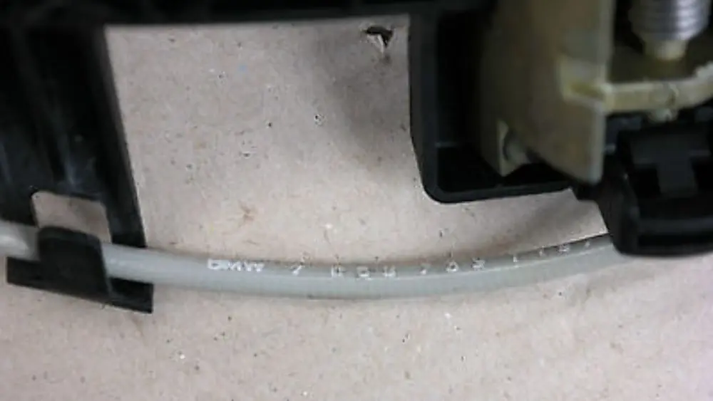 Griffbügel hinten links Quartz Blue Blau 0392545 für BMW 1 er E81 E82 E87 mit Teilenummer 51210392545 BMW 1 er E81 E82 E87 Griffbügel hinten links Quartz Blue Blau 0392545 - SKU 0392545-QB1 - Teilenummer 51210392545