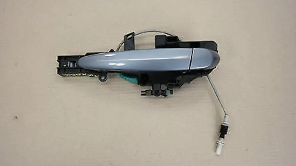 Asidero completo trasero izquierdo Quartz Azul para BMW E81 E82 E87 con número de pieza 51210392545 BMW E81 E82 E87 Asidero completo trasero izquierdo Quartz Azul - SKU 0392545-QB1 - Número de pieza 51210392545