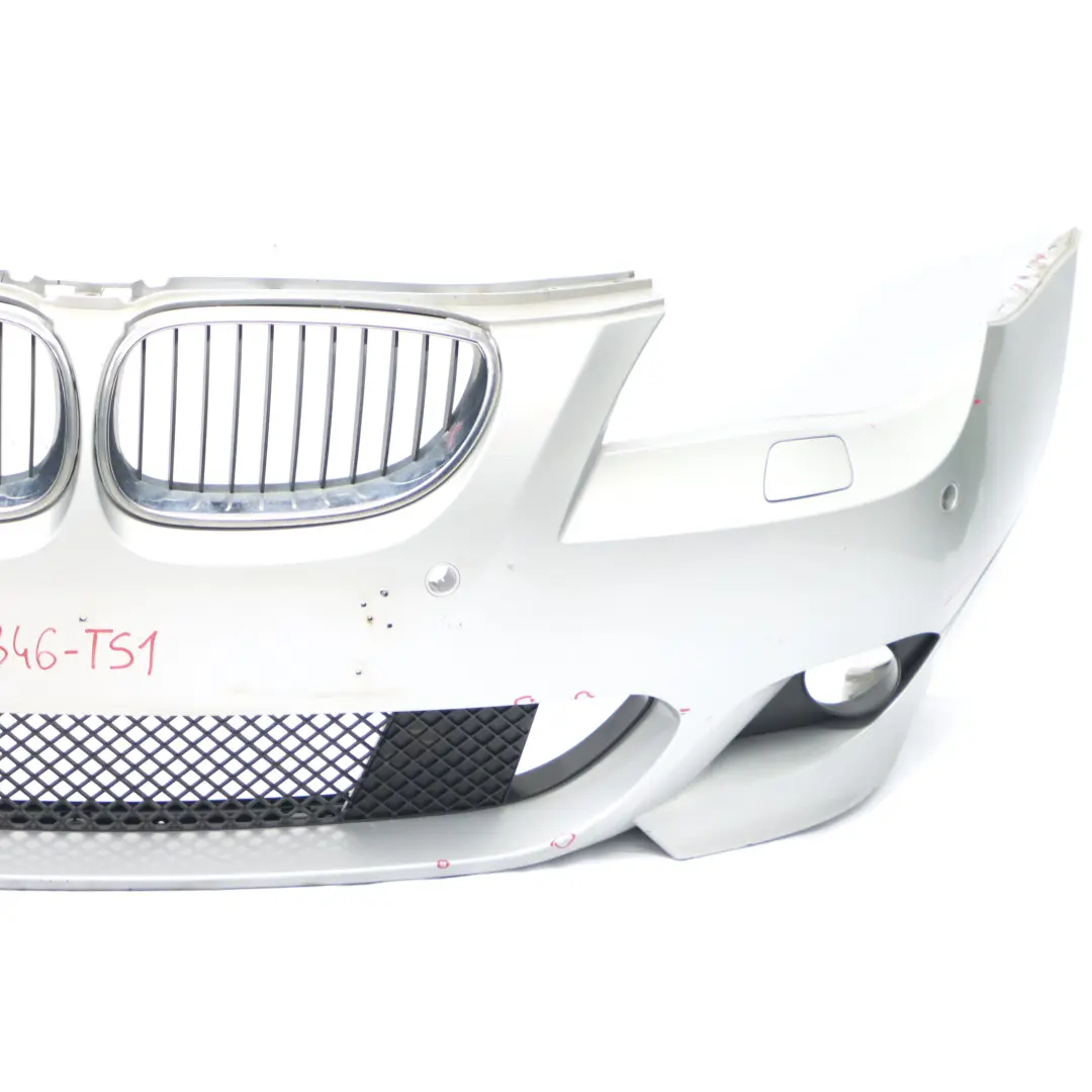 Przedni Zderzak M-Pakiet Titan Silver Srebrny Metalik - 354 do BMW E60 E61 o numerze 0394346 BMW E60 E61 Przedni Zderzak M-Pakiet Titan Silver Srebrny Metalik - 354 - SKU 0394346-TS1 - Numer Części 0394346