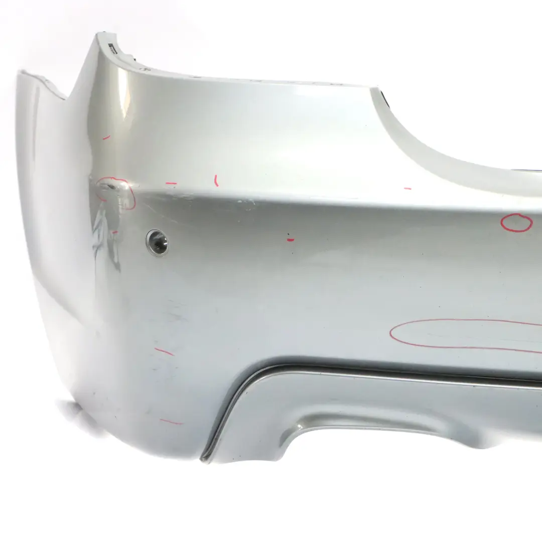 Zderzak Tylny M-Pakiet PDC Silbergrau Szary Metalik - A08 do BMW E60 o numerze 0394707 BMW E60 Zderzak Tylny M-Pakiet PDC Silbergrau Szary Metalik - A08 - SKU 0394707-SBG1 - Numer Części 0394707