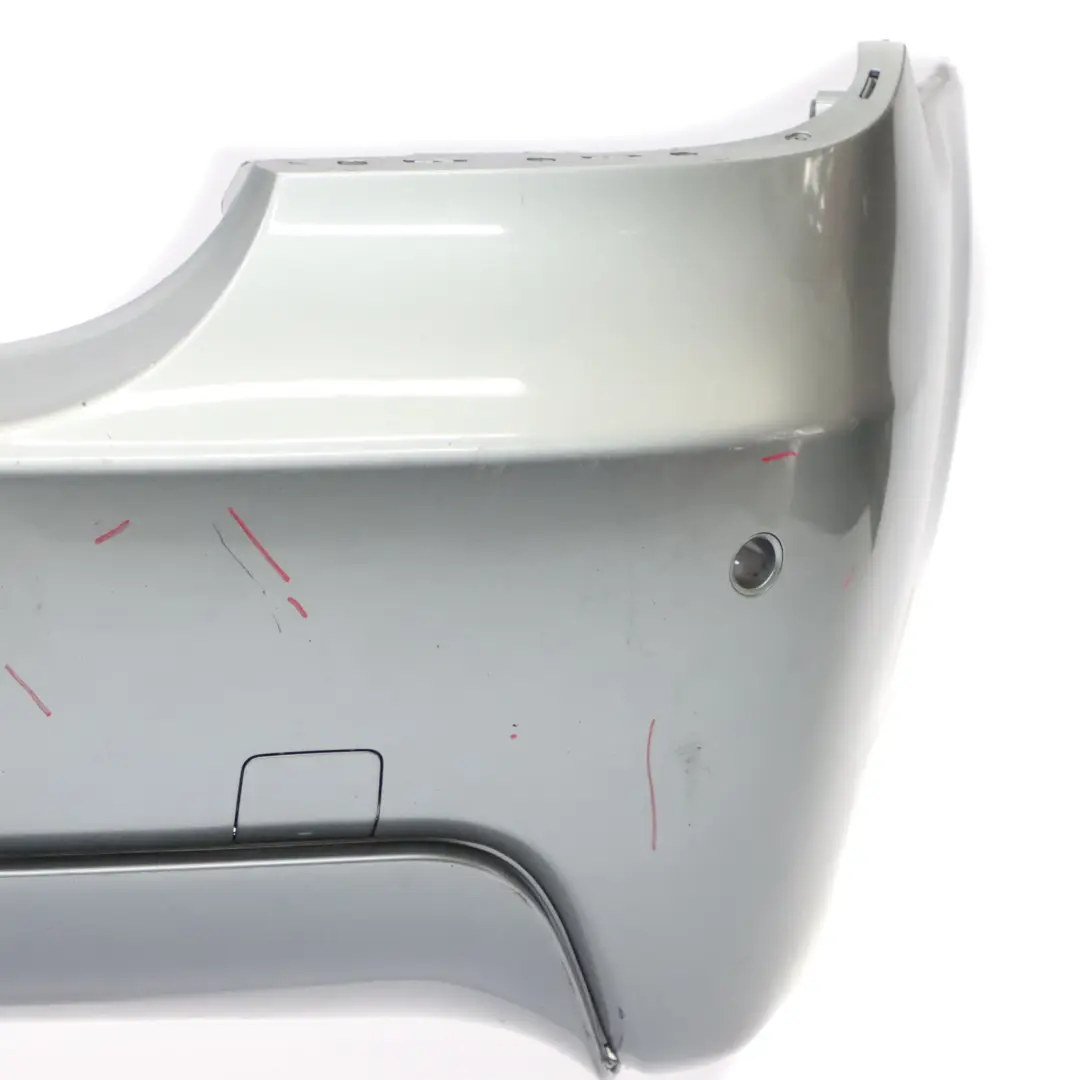 Zderzak Tylny M-Pakiet PDC Silbergrau Szary Metalik - A08 do BMW E60 o numerze 0394707 BMW E60 Zderzak Tylny M-Pakiet PDC Silbergrau Szary Metalik - A08 - SKU 0394707-SBG1 - Numer Części 0394707