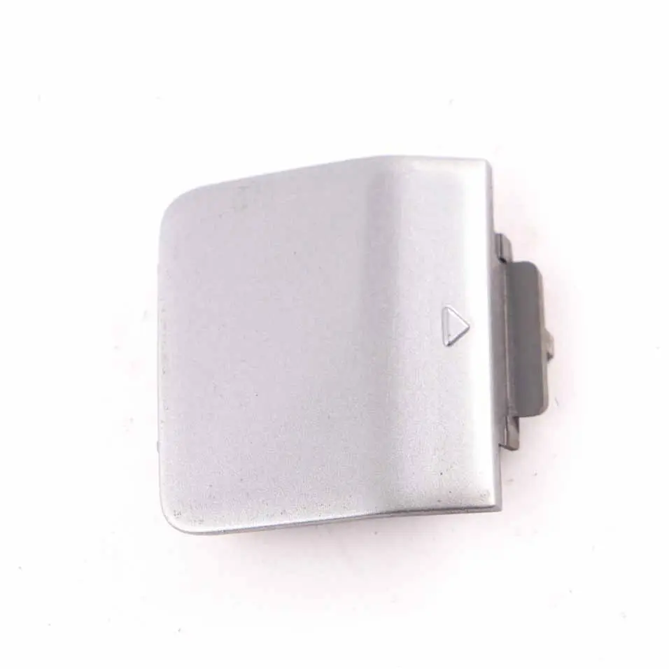 Cache de l'œillet de remorquage du pare-chocs arrière Gris - A52 7896617 pour BMW E60 à propos du numéro de pièce 0395209 BMW E60 Cache de l'œillet de remorquage du pare-chocs arrière Gris - A52 7896617 - SKU 0395209-SCG - Numéro de pièce 0395209