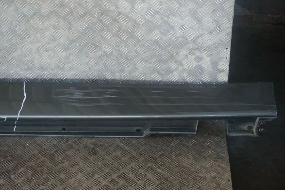 BMW E65 Faldon Cubre umbral De puerta Izquierda Titangrau Titan Gris A36 - SKU 0395481-TGR - Número de pieza 0395481