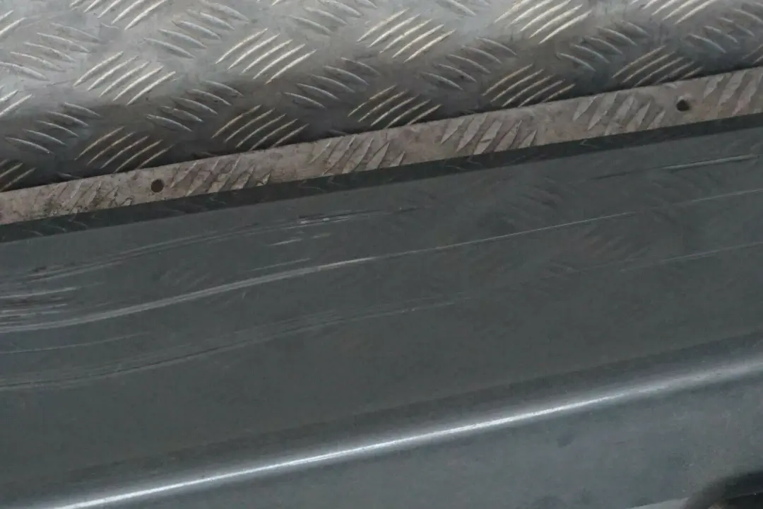 BMW E65 Faldon Cubre umbral De puerta Izquierda Titangrau Titan Gris A36 - SKU 0395481-TGR - Número de pieza 0395481