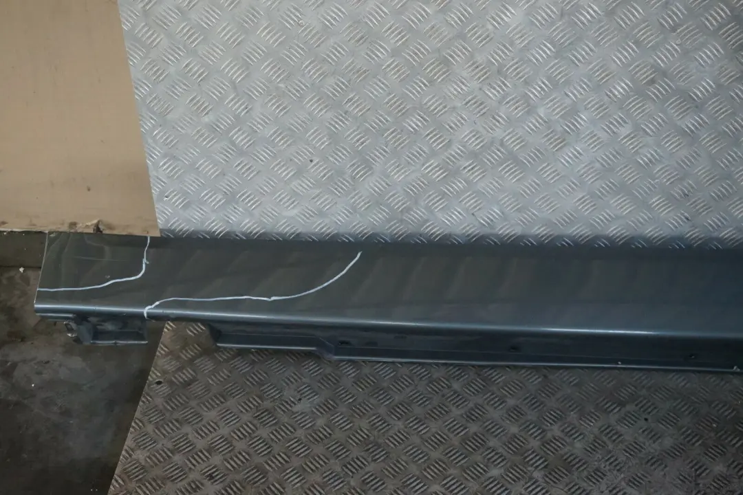 BMW E65 Faldon De umbral De puerta derecho Titangrau Titan Gris A36 - SKU 0395482-TGR - Número de pieza 0395482