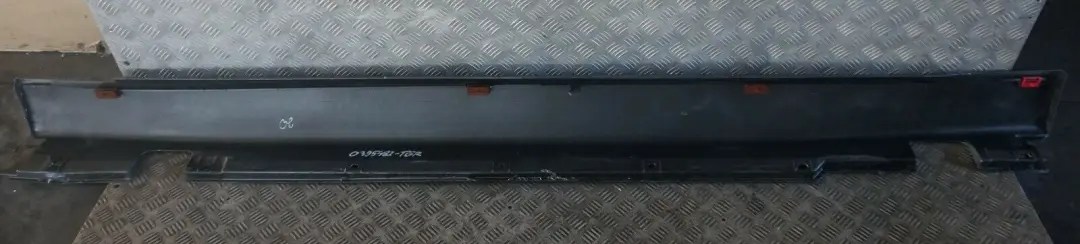 BMW E65 Faldon De umbral De puerta derecho Titangrau Titan Gris A36 - SKU 0395482-TGR - Número de pieza 0395482