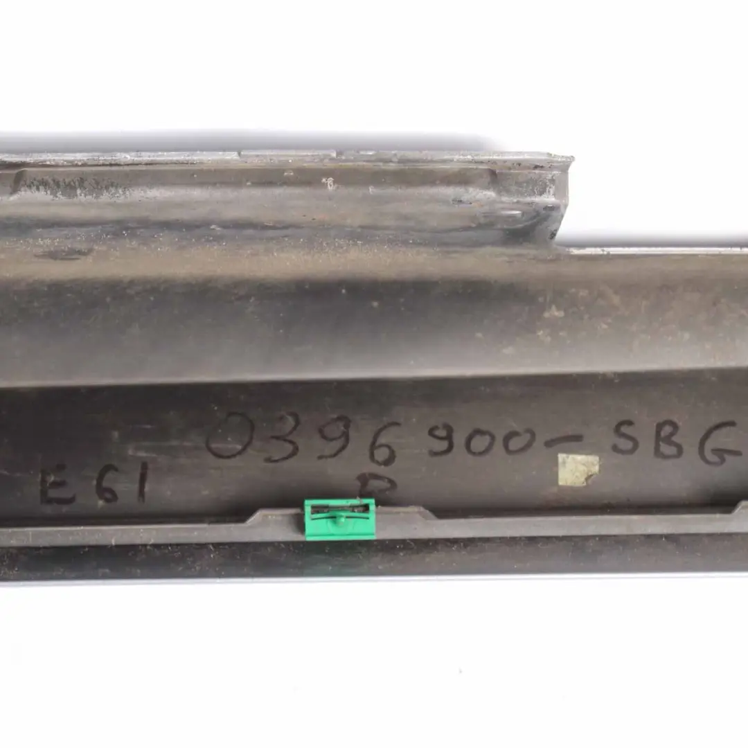 Faldón de umbral de puerta Derecho Gris Silbergrau para BMW E60 E61 M5 M Sport con número de pieza 396900 BMW E60 E61 M5 M Sport Faldón de umbral de puerta Derecho Gris Silbergrau - SKU 0396900-SBG - Número de pieza 396900