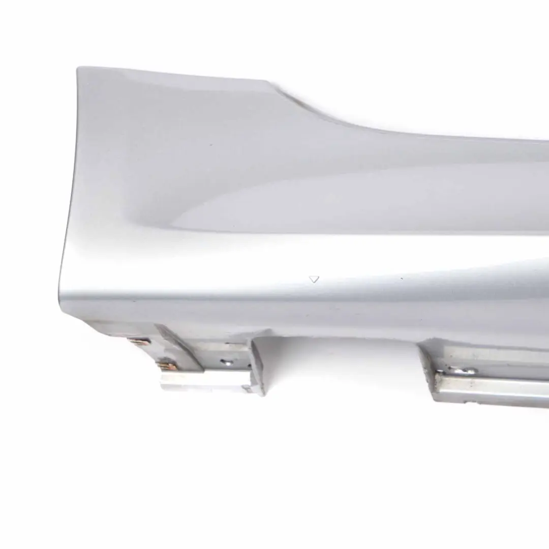 Revetement Seuil Peint a Droite Gris Argente pour BMW 5 E60 E61 M5 M Sport à propos du numéro de pièce 396900 BMW 5 E60 E61 M5 M Sport Revetement Seuil Peint a Droite Gris Argente - SKU 0396900-SBG - Numéro de pièce 396900
