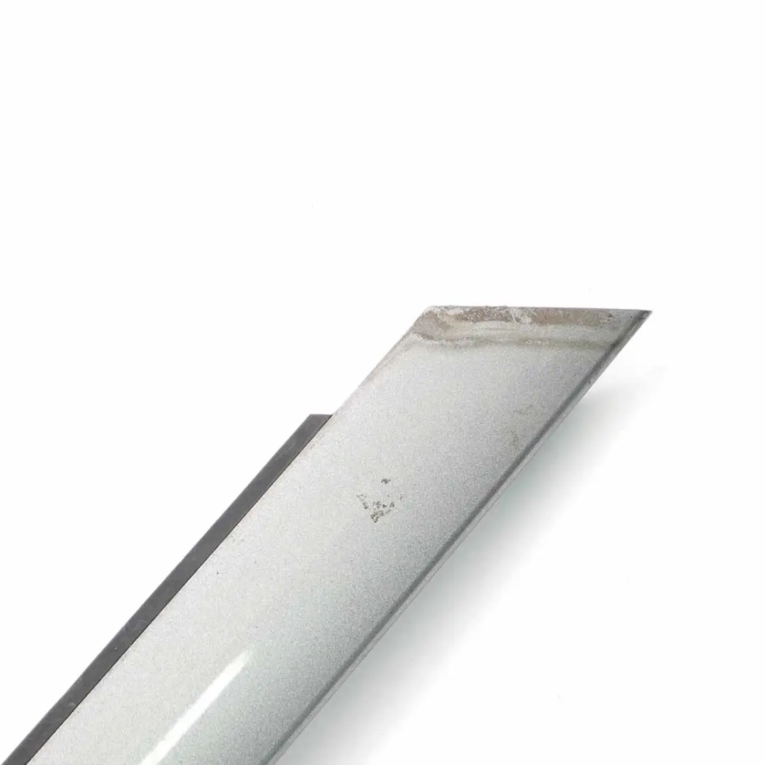 Moldura Parabrisas Izquierda Gris Spacegrau Metalizado - A52 para BMW X3 E83 con número de pieza 0403317 BMW X3 E83 Moldura Parabrisas Izquierda Gris Spacegrau Metalizado - A52 - SKU 0403317-SCG - Número de pieza 0403317