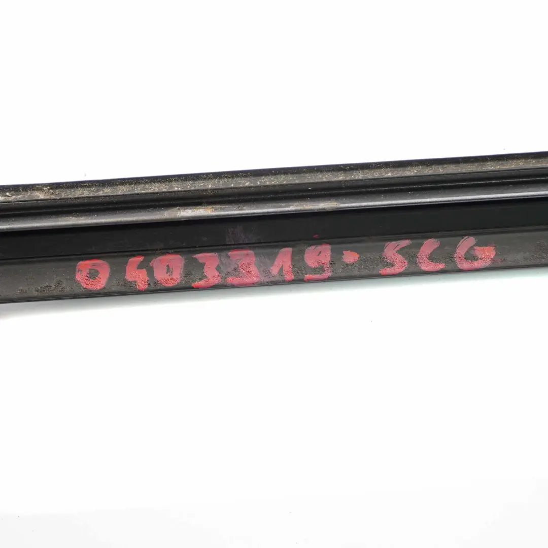 Listwa Szyby Przedniej Lewa Spacegrau do BMW X3 E83 o numerze 0403319 BMW X3 E83 Listwa Szyby Przedniej Lewa Spacegrau - SKU 0403319-SCG - Numer Części 0403319