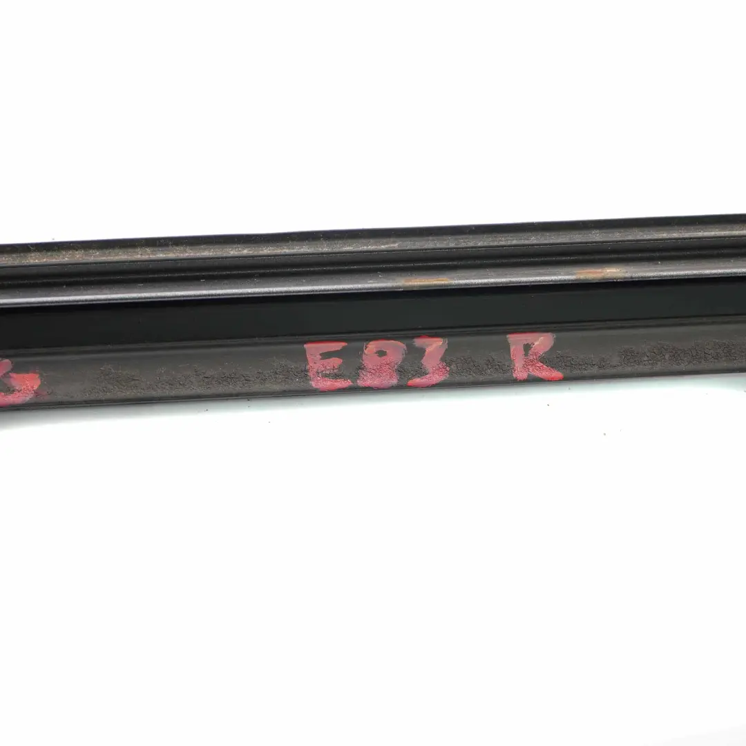 Moldura Antigoteo Delantera Derecha Tira Parabrisas Spacegrau - A52 para BMW X3 E83 con número de pieza 0403319 BMW X3 E83 Moldura Antigoteo Delantera Derecha Tira Parabrisas Spacegrau - A52 - SKU 0403319-SCG - Número de pieza 0403319