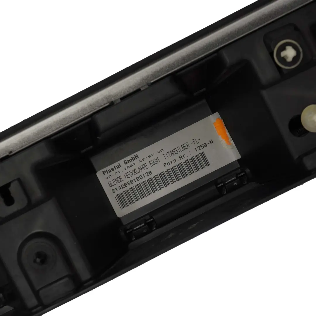 Listwa Blenda Klapy Titansilber - 354 do BMW X3 E83 o numerze 0403511 BMW X3 E83 Listwa Blenda Klapy Titansilber - 354 - SKU 0403511-TS1 - Numer Części 0403511