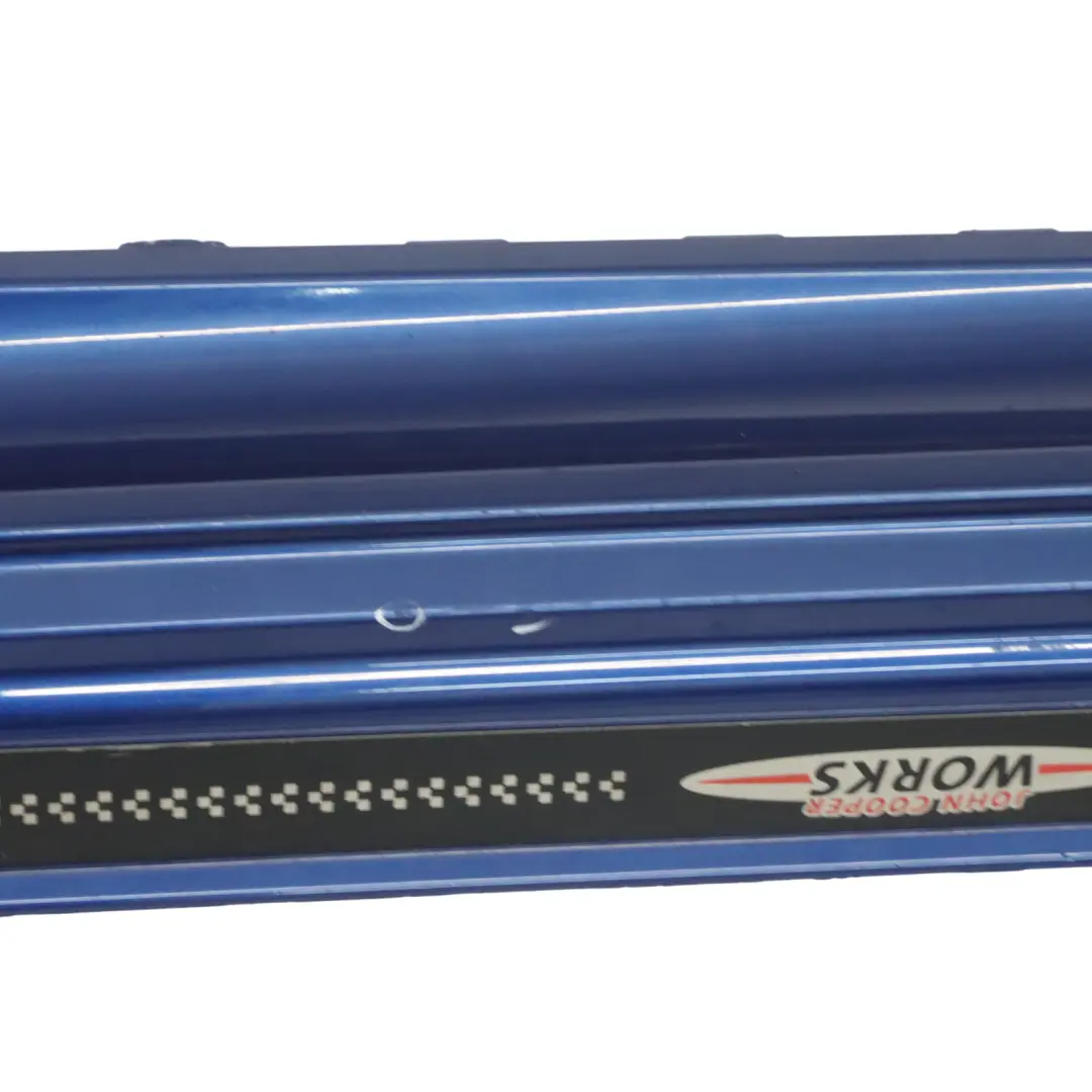 Bas de porte gauche latérale Lightning Blue - A63 pour Mini Cooper R56 R57 JCW à propos du numéro de pièce 0404115 Mini Cooper R56 R57 JCW Bas de porte gauche latérale Lightning Blue - A63 - SKU 0404115-LB - Numéro de pièce 0404115