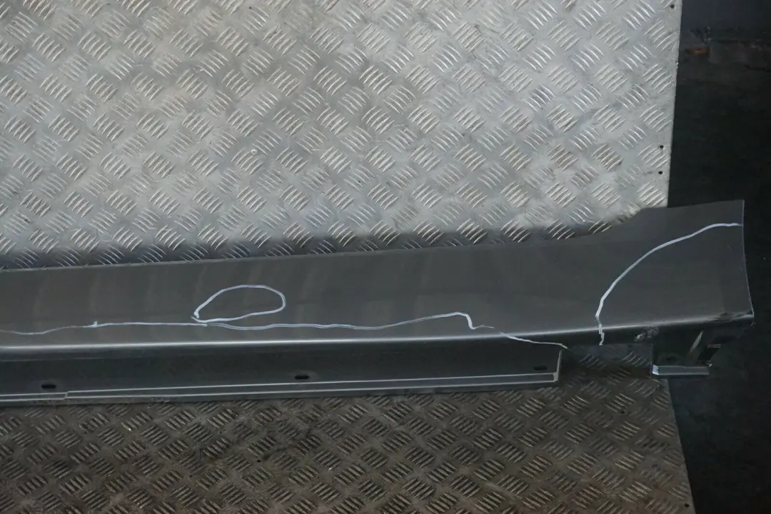 Schwellerleiste Blende Schweller Links Titangrau Titan Grau für BMW 5 E60 E61 LCI mit Teilenummer 0422464 BMW 5 E60 E61 LCI Schwellerleiste Blende Schweller Links Titangrau Titan Grau - SKU 0422464-TGR - Teilenummer 0422464