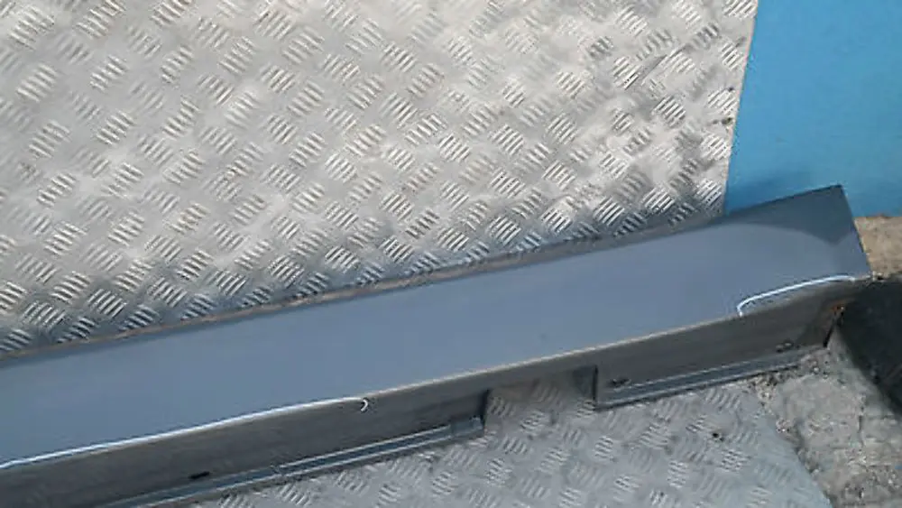 BMW 5 E60N E61N LCI Schwellerleiste Blende Schweller rechts Platingrau Grau A68 - SKU 0422465-PG - Teilenummer 51770422465