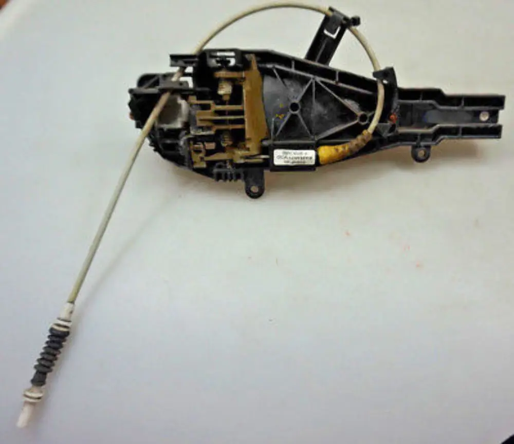 Klamka z mocowaniem lewa tylna tył do BMW E90 o numerze 445183 BMW E90 Klamka z mocowaniem lewa tylna tył - SKU 0445183-AM - Numer Części 445183