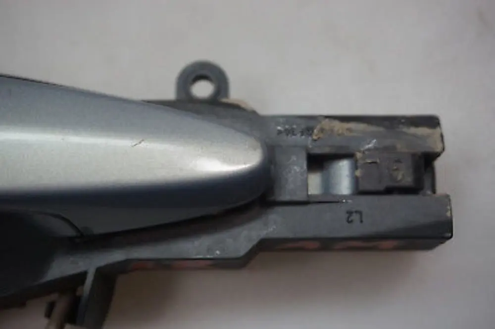 BMW E90 Klamka z mocowaniem lewa tylna tył - SKU 0445183-AM - Numer Części 445183