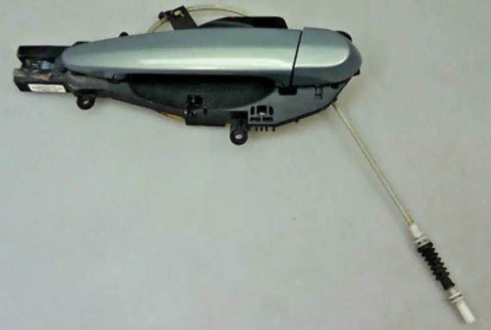 Klamka z mocowaniem lewa tylna tył do BMW E90 o numerze 445183 BMW E90 Klamka z mocowaniem lewa tylna tył - SKU 0445183-AM - Numer Części 445183