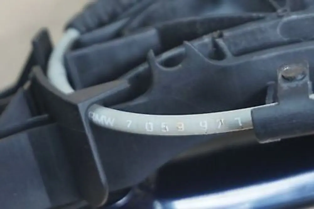 Complete front left grab handle N/S Monacoblau Blue to BMW 3 Series E90 E91 LCI with Part number 445183 BMW 3 Series E90 E91 LCI Complete front left grab handle N/S Monacoblau Blue - SKU 0445183-MB1 - Part number 445183