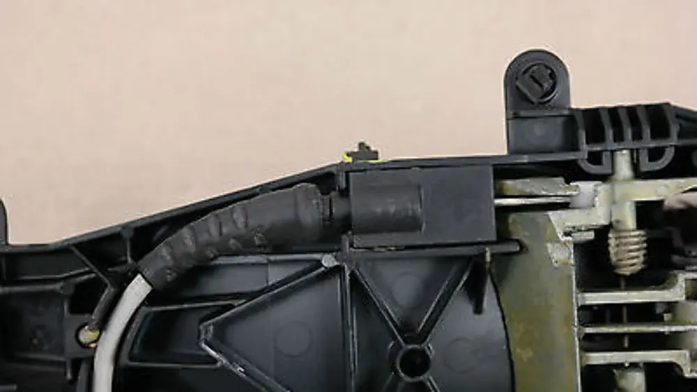 Complete front left grab handle N/S Sparkling Graphite to BMW 3 Series E90 E91 LCI with Part number 51217059971 51210445185 BMW 3 Series E90 E91 LCI Complete front left grab handle N/S Sparkling Graphite - SKU 445185 - Part number 51217059971 51210445185