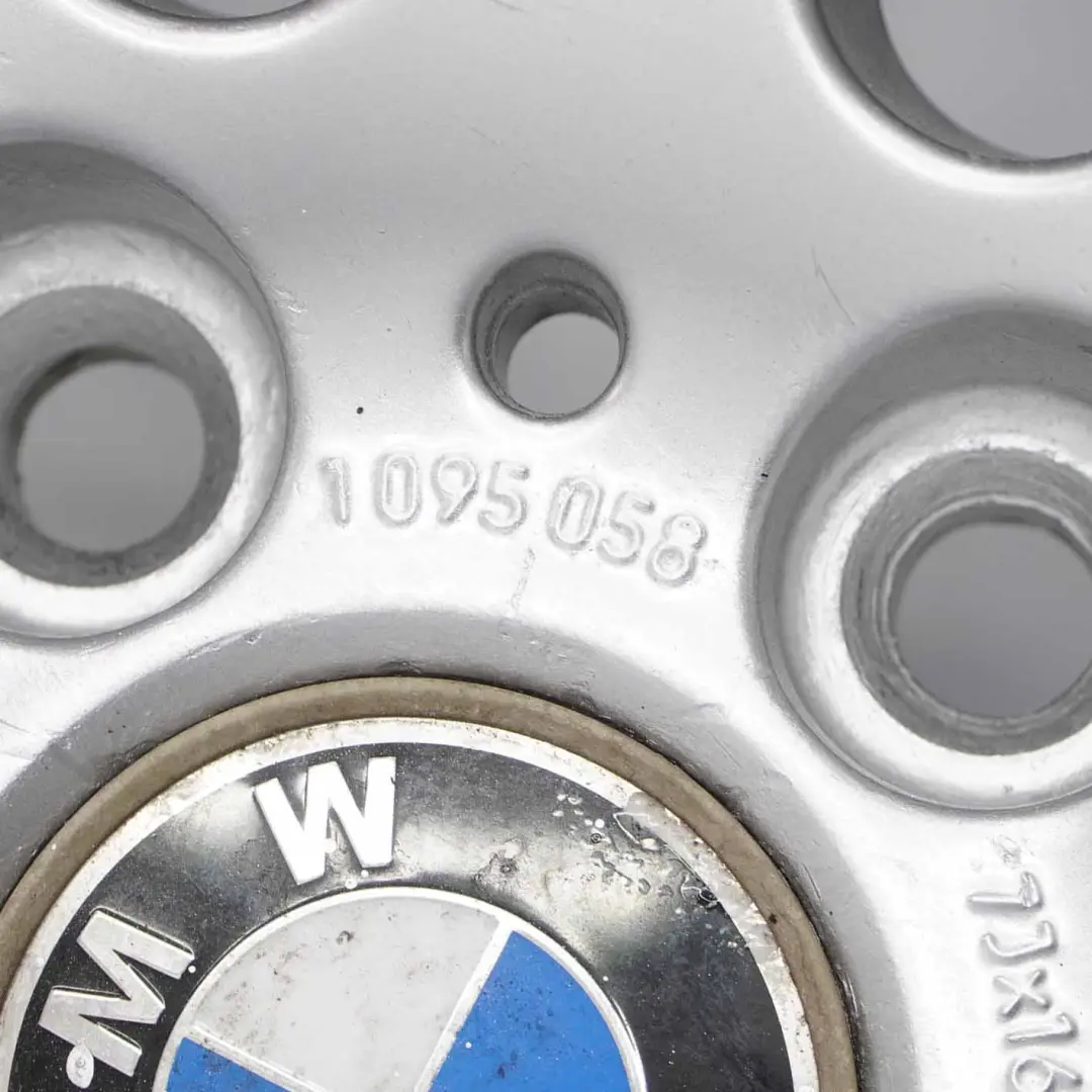 Silberne Leichtmetallfelge 16" Kreuzspeiche 42 7J ET:46 für BMW E36 E46 mit Teilenummer 1095058 BMW E36 E46 Silberne Leichtmetallfelge 16" Kreuzspeiche 42 7J ET:46 - SKU 1095058-2 - Teilenummer 1095058