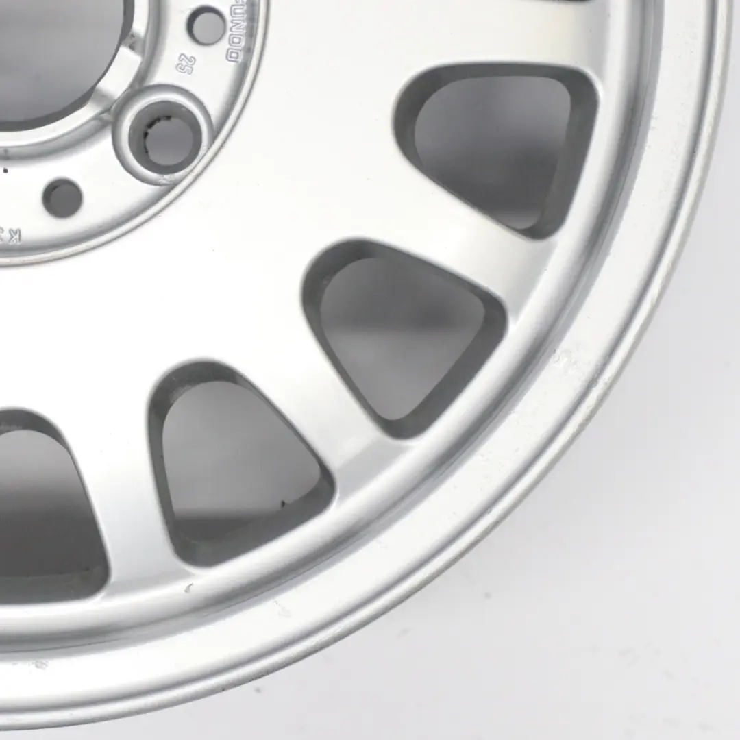 Srebrna Felga Aluminiowa 16" Styling 6 7.5J ET:20 do BMW E38 o numerze 1181840 BMW E38 Srebrna Felga Aluminiowa 16" Styling 6 7.5J ET:20 - SKU 1181840-1 - Numer Części 1181840
