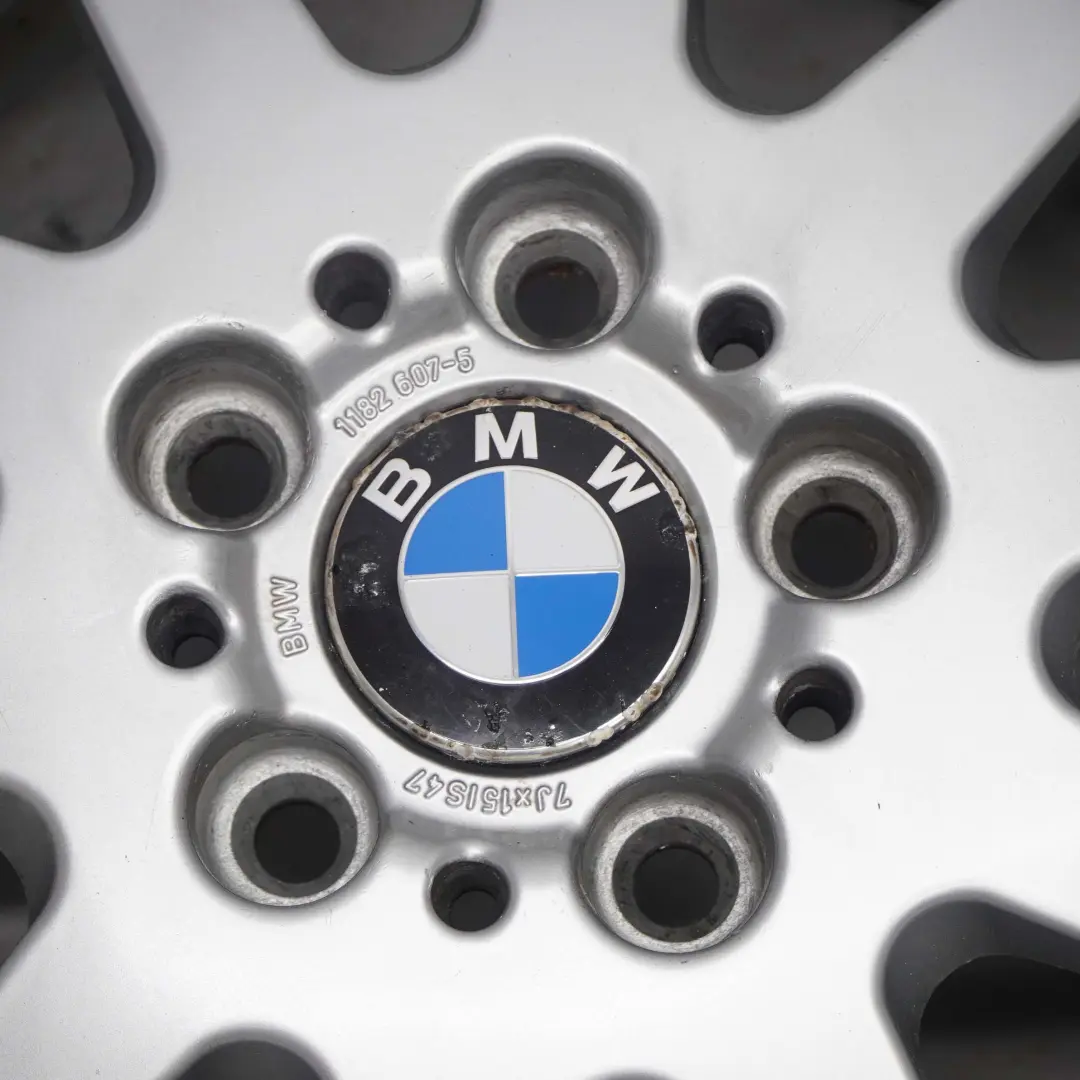 Felga aluminiowa 15" 7J do BMW E36 E46 o numerze 1182607 BMW E36 E46 Felga aluminiowa 15" 7J - SKU 1182607-1 - Numer Części 1182607