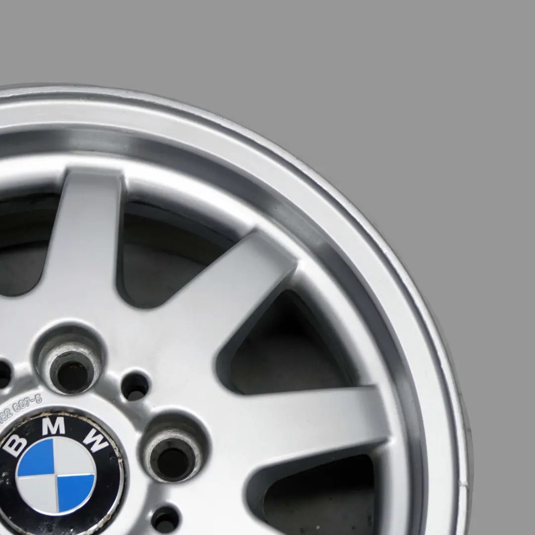 Silber Alu Felge Alufelge 15" 7J ET:47 Styling 28 für BMW 3 er E36 E46 mit Teilenummer 1182607 BMW 3 er E36 E46 Silber Alu Felge Alufelge 15" 7J ET:47 Styling 28 - SKU 1182607-1 - Teilenummer 1182607