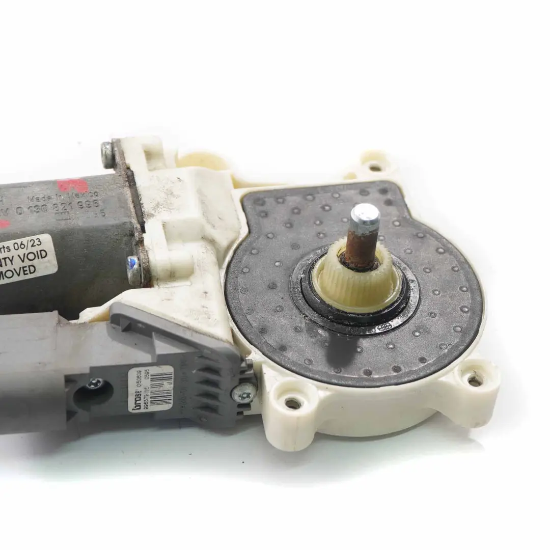 Silniczek Szyby Prawy Przód 0 do BMW Z4 E85 o numerze 0130821996 BMW Z4 E85 Silniczek Szyby Prawy Przód 0 - SKU 130821996 - Numer Części 0130821996