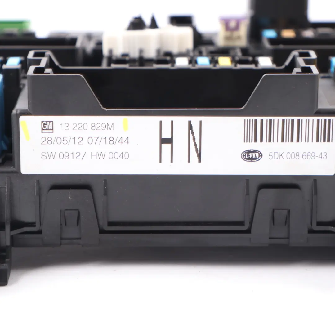 Fuse Box Relay Control Unit Module to Vauxhall Opel Zafira B with Part number 13220829M Vauxhall Opel Zafira B Fuse Box Relay Control Unit Module - SKU 13220829M - Part number 13220829M
