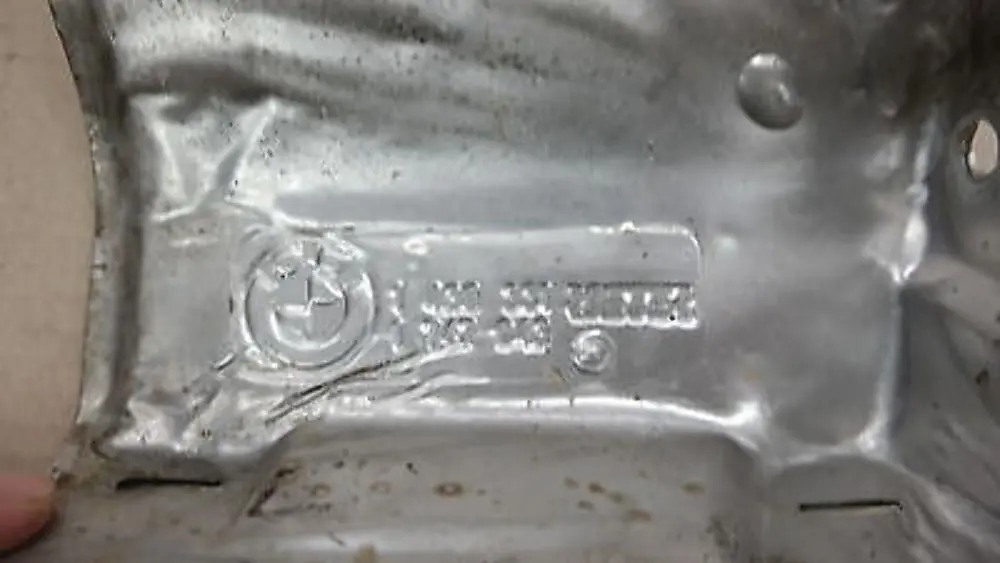 Placa resistente al calor cubierta del escudo del motor de arranque para BMW X5 E53 con número de pieza 12411438331 BMW X5 E53 Placa resistente al calor cubierta del escudo del motor de arranque - SKU 1438331 - Número de pieza 12411438331