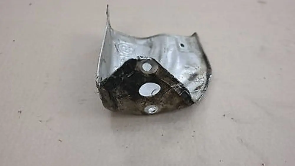 Piastra resistente al calore motore di avviamento copertura scudo per BMW X5 E53 con numero di parte 12411438331 BMW X5 E53 Piastra resistente al calore motore di avviamento copertura scudo - SKU 1438331 - Numero di parte 12411438331