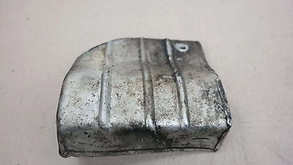 Piastra resistente al calore motore di avviamento copertura scudo per BMW X5 E53 con numero di parte 12411438331 BMW X5 E53 Piastra resistente al calore motore di avviamento copertura scudo - SKU 1438331 - Numero di parte 12411438331