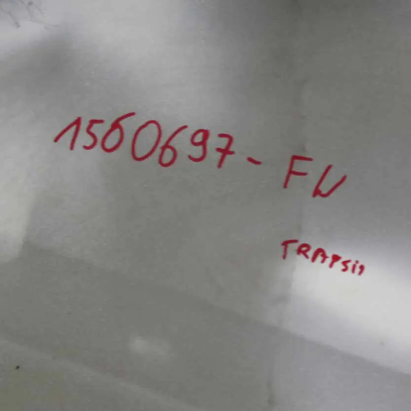 Seitenverkleidung vorne rechts Flügel Kotflügel Frozen White - Z2 für Ford Transit mit Teilenummer 1560697 Ford Transit Seitenverkleidung vorne rechts Flügel Kotflügel Frozen White - Z2 - SKU 1560697-FW - Teilenummer 1560697